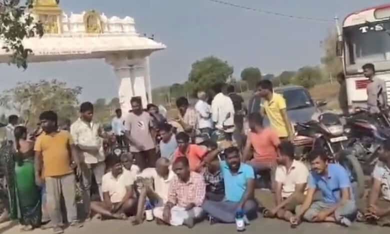 Farmers protest demanding release of water for crops in Siddipet