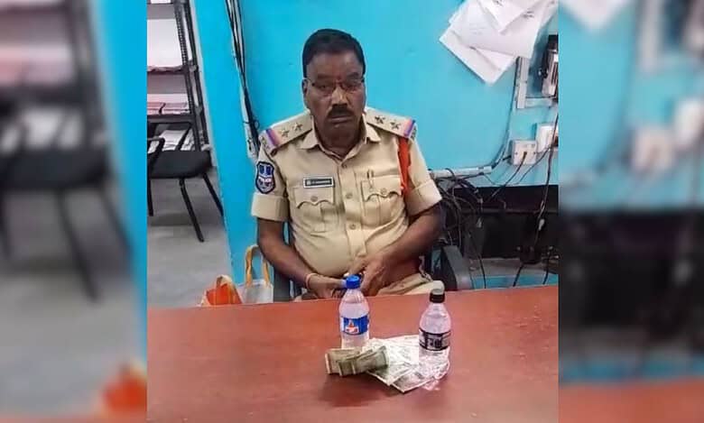 Telangana: Korutla sub-inspector caught taking Rs 5K bribe