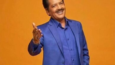 Udit Narayan takes a dig at himself over his viral kiss with a fan