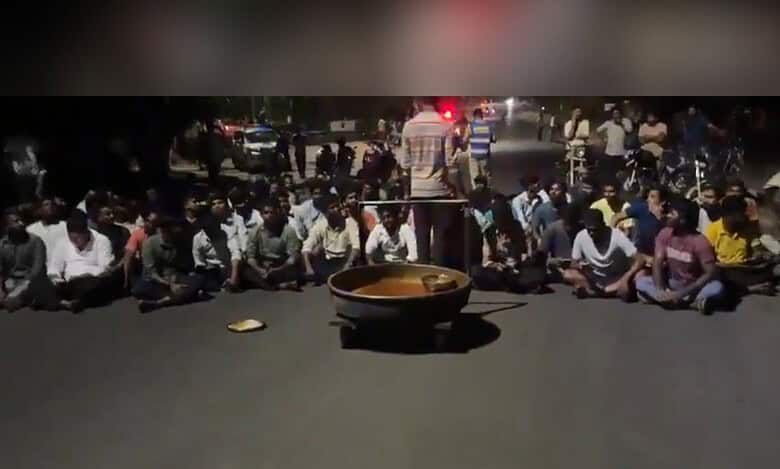 Osmania University hostel inmates protest after finding 'razor blade' in dinner
