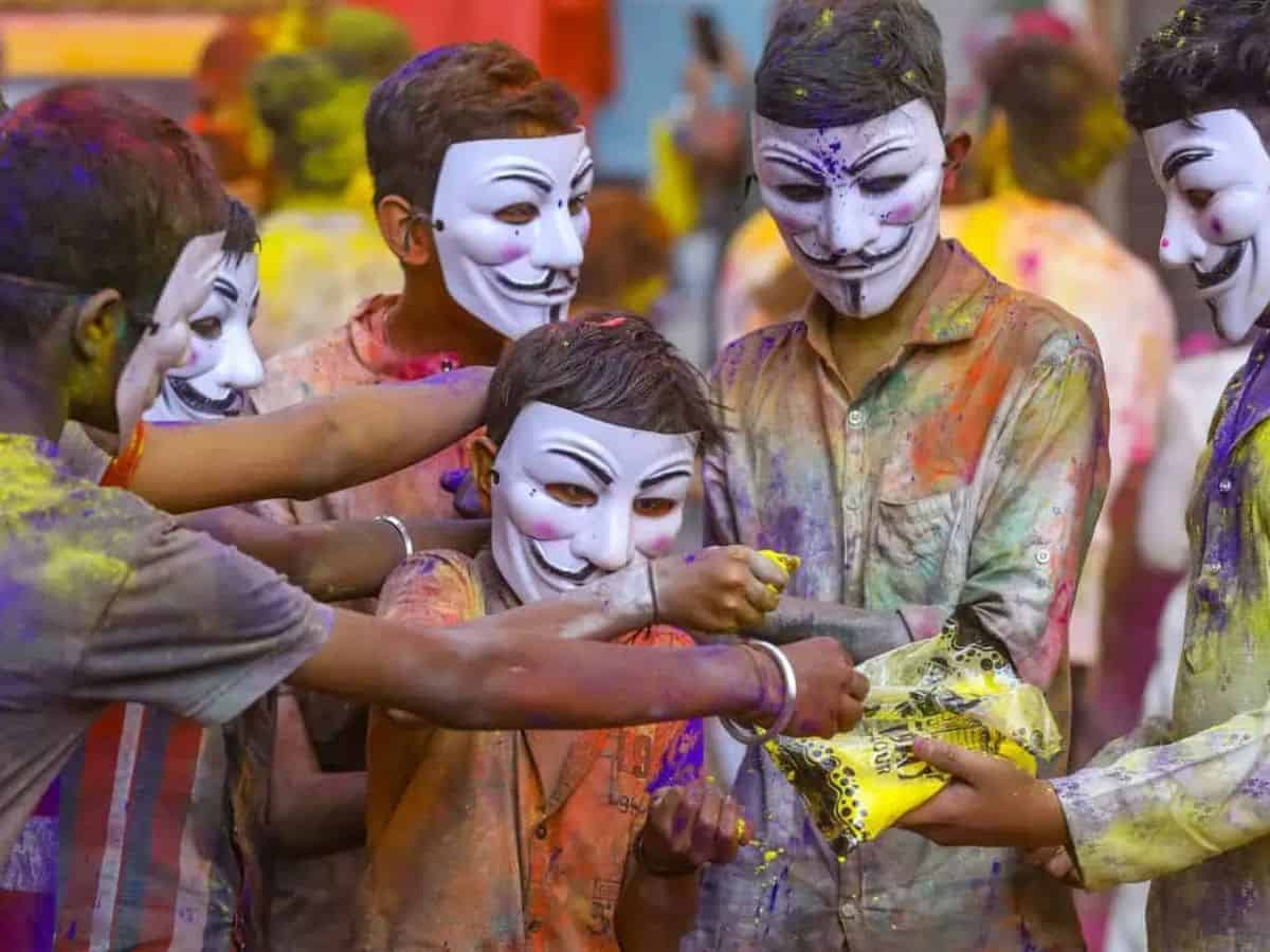 Karnataka: Bikers throw chemical-laced colours on school girls during Holi, 7 injured