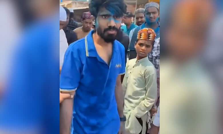 Miscreants throw Holi colours on worshippers heading for namaz in Kothur