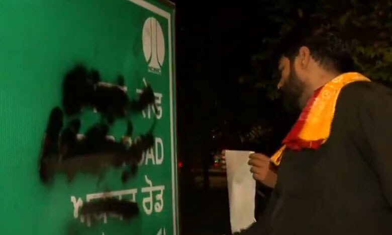 Akbar Road road signboard defaced, Maharana Pratap's poster pasted
