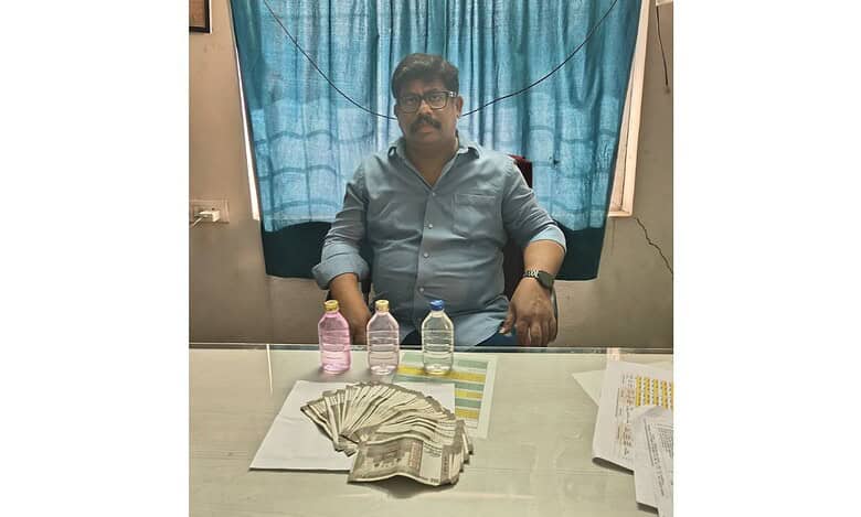assistant engineer Surender Reddy caught taking bribe