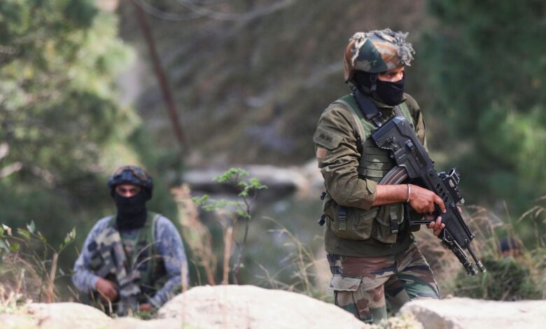 Image of 2 soldiers patrolling with guns