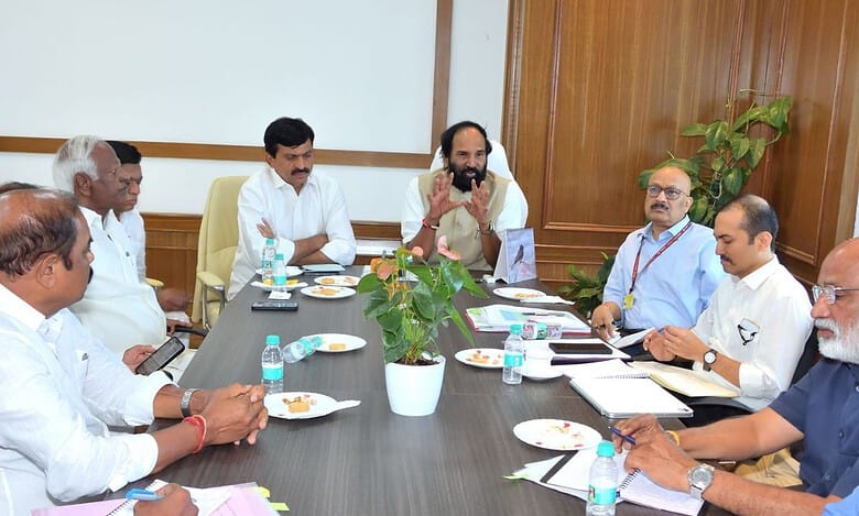 Irrigation minister Uttam Kumar Reddy directs all collectors and officials to closely monitor irrigation for standing Rabi crops in districts.