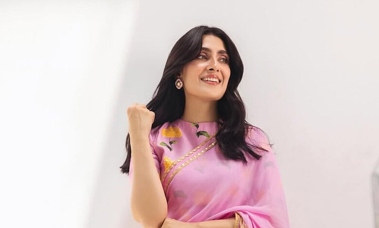After Hania Aamir, Ayeza Khan hints at Bollywood debut, shares pic