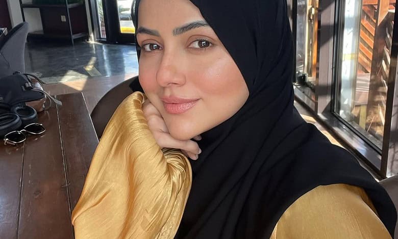 Sana Khan accused of 'returning to industry', fans say 'learn from Zaira Wasim'