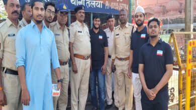 SIO Bhopal Unit volunteers posing with police personnel.