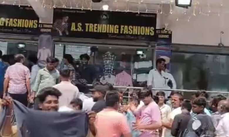 Chaos outside the shop in Saidabad over Rs 1 clothes.