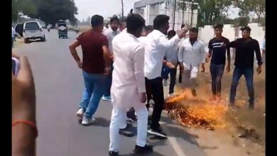 BJP workers burn effigy of Rahul Gandhi