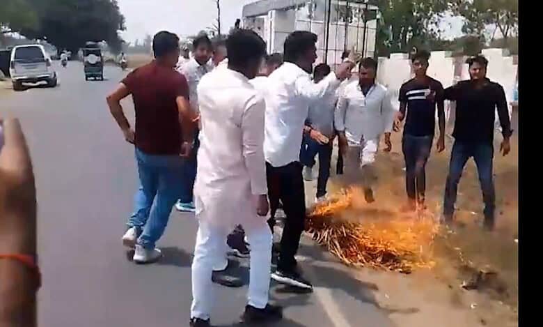 BJP workers burn effigy of Rahul Gandhi