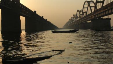 Telangana government to move Supreme Court against Andhra Pradesh government for constructing projects on Godavari and Krishna rivers.