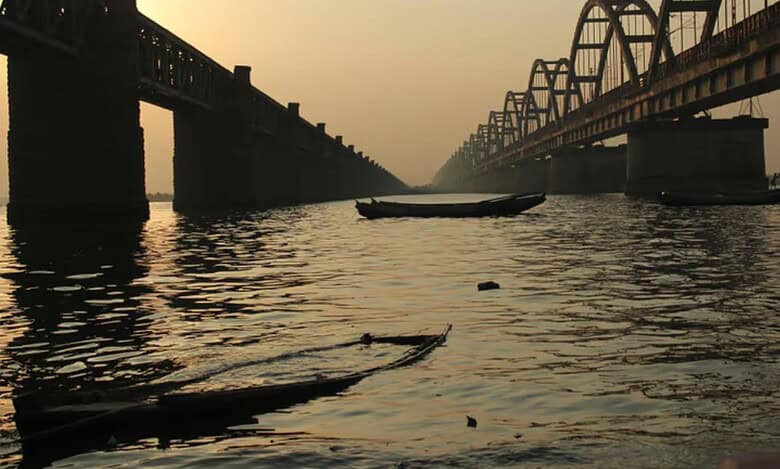 Telangana government to move Supreme Court against Andhra Pradesh government for constructing projects on Godavari and Krishna rivers.