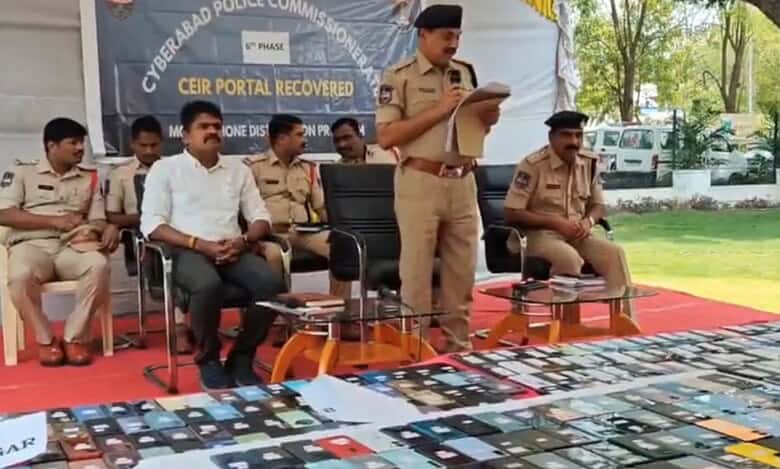 Cyberabad Police return 1,060 recovered mobile phones to rightful owners.