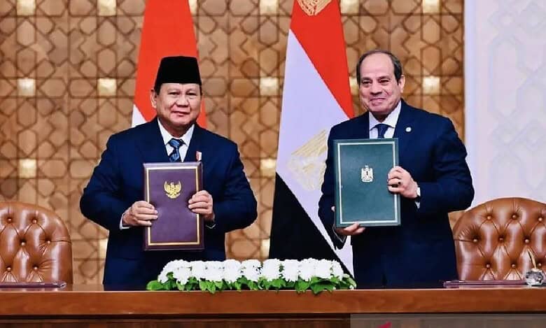 Indonesian Defence Minister Prabowo Subianto and Egyptian President Abdel Fattah el-Sisi hold signed cooperation documents during a bilateral agreement ceremony in Cairo.
