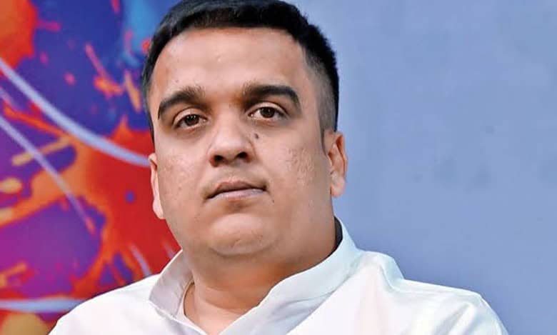 Gujarat minister slams Akhilesh, Kejriwal over fake exam claims