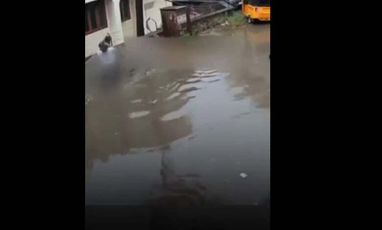 A man saves a minor boy from electrocution in Chennai