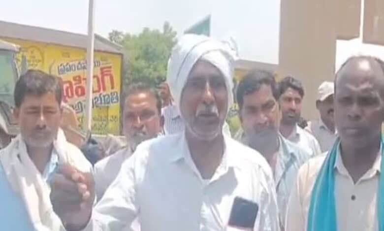 Farmers protest in Sircilla over Paddy procurement