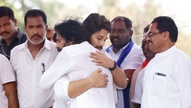 Tussle ends? Allu Arjun visits Pawan Kalyan's house in Hyderabad