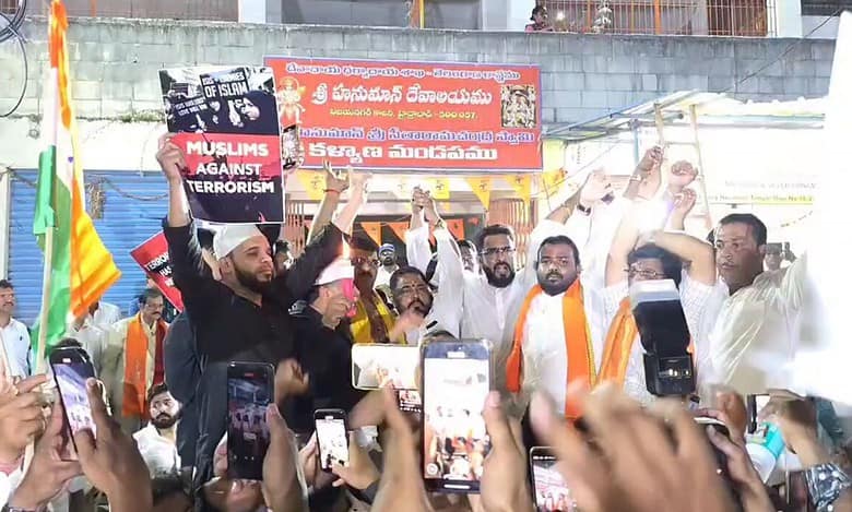 Muslims and Hindus unite in Hyderabad protest; placards read “Muslims against terrorism”