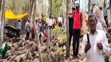 Devotees making their way to Saleshwaram Lingamayya Swamy temple