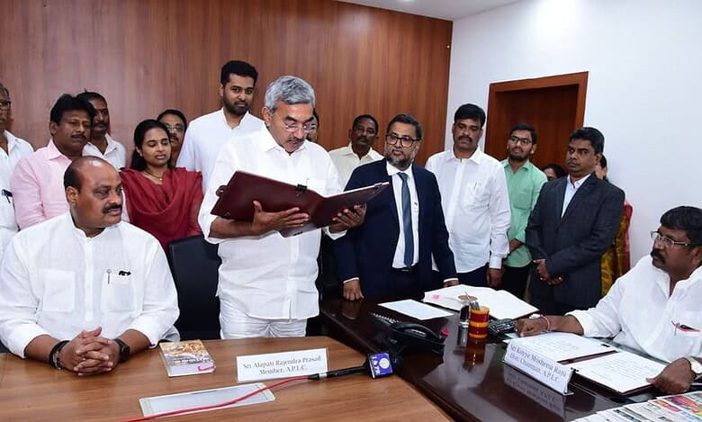 Five new MLCs take oath of office in Andhra Pradesh