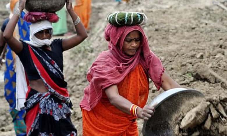 Raise minimum daily wage for MGNREGS workers to Rs 400: Report