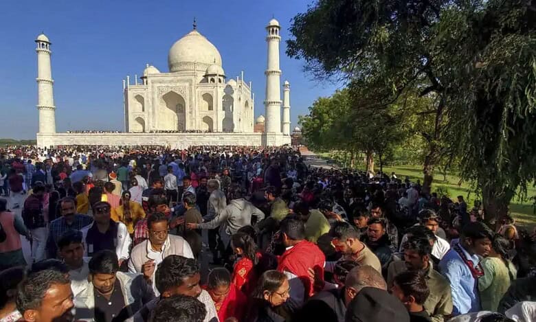 The image displays a picture of Taj mahal. April 22, 2025