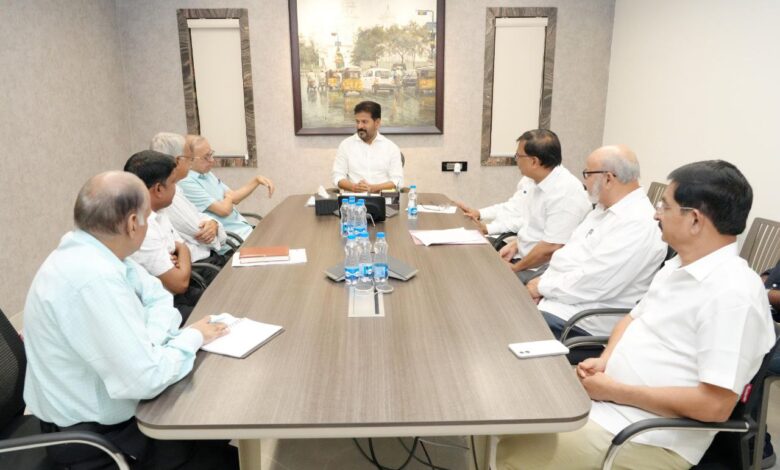 Telangana CM meets Peace Talks Committee on Maoist ceasefire