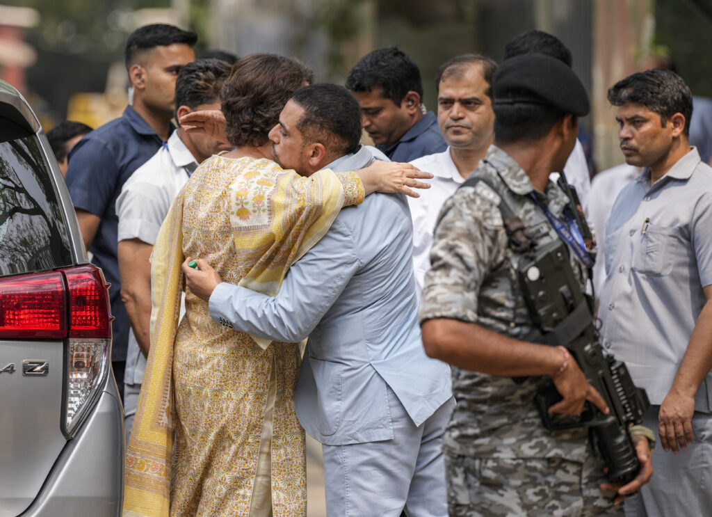 Robert Vadra appears before ED on day 2