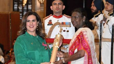 Shaikha Shaikha Al-Sabah of Kuwait receiving the Padma Shri award from Indian President Droupadi Murmu at Rashtrapati Bhavan, Delhi, in recognition of her contributions to yoga.