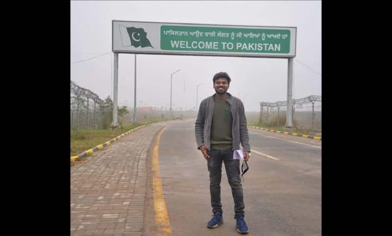 Bhayya Sunny Yadav poses in front of Pakistan border