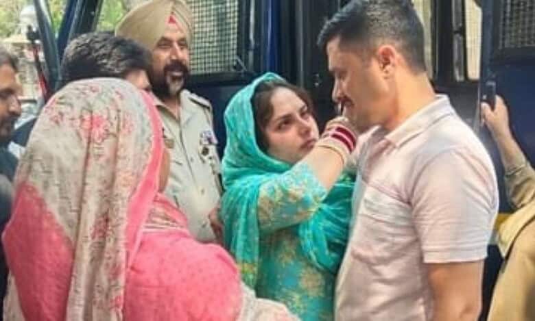 The image displays a photo of CRPF jawan Munir Ahmed and his Pakistani wife