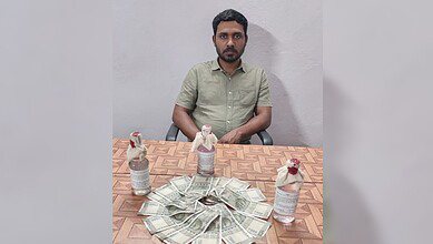 Excise dept official caught red handed accepting Rs 8000 bribe