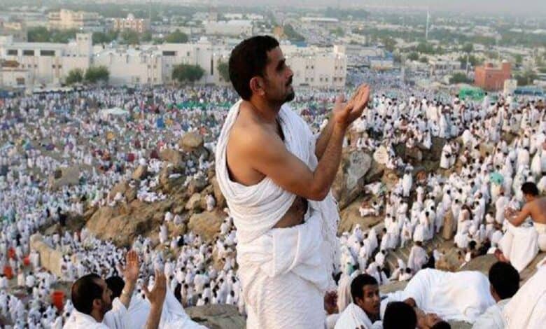 Pilgrims in white Ihram garments gather and pray on Mount Arafat during Haj 2024 in Makkah, Saudi Arabia — a key Islamic ritual of the pilgrimage.