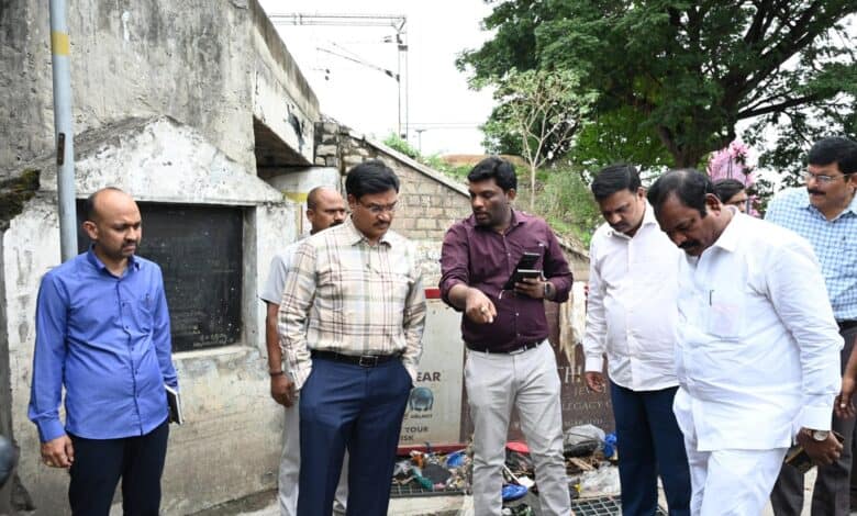 In response to heavy rains, HYDRAA commissioner AV Ranganath conducted a field inspection of flood-prone areas on May 28.