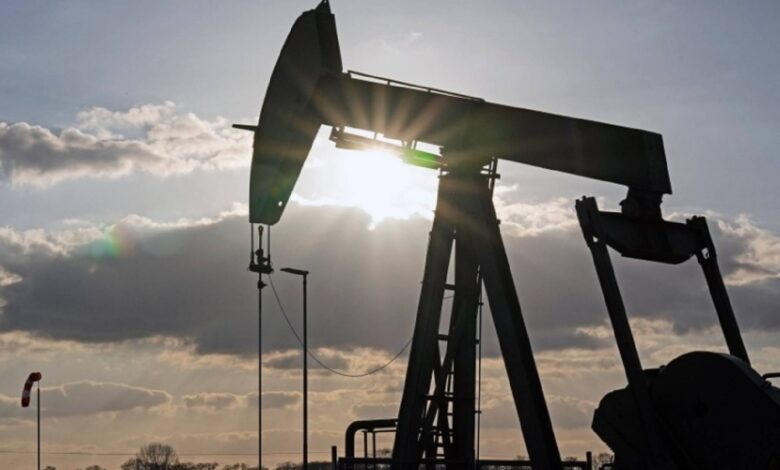 Silhouette of an oil pump jack against the sunset sky, symbolising global petroleum trade and sanctions