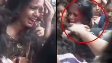 2 women passengers fight at door of packed suburban train