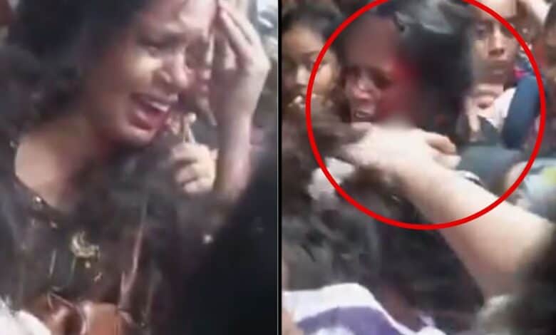 2 women passengers fight at door of packed suburban train