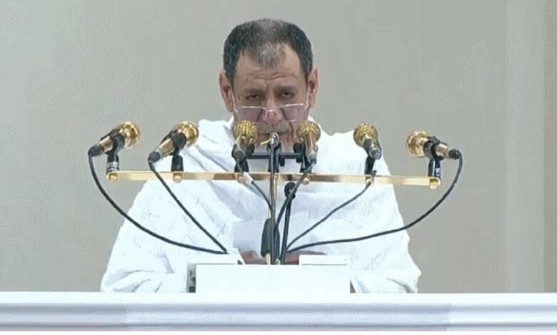 The image of Imam and Preacher of the Grand Mosque Sheikh Dr Saleh bin Abdullah bin Humaid while delivering the Arafat sermon at Namira Mosque during Haj 2025.