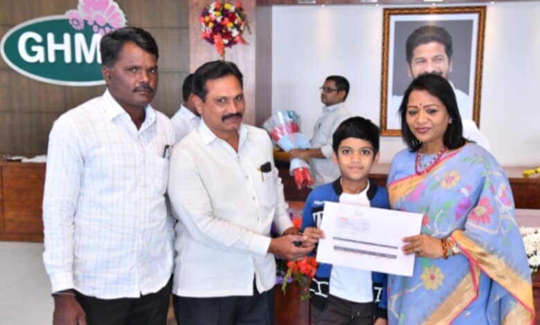 Hyderabad Mayor along with other GHMC officals offering Rs 6 lakh aid to kin of fire accident victims