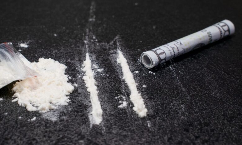 The image displays a photo in cocaine