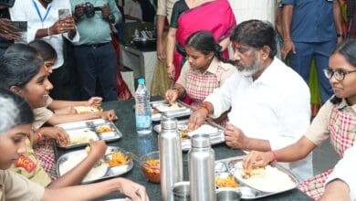Telangana Deputy CM Bhatti Vikramarka has lunch with student at Victoria Memorial in Hyderabad