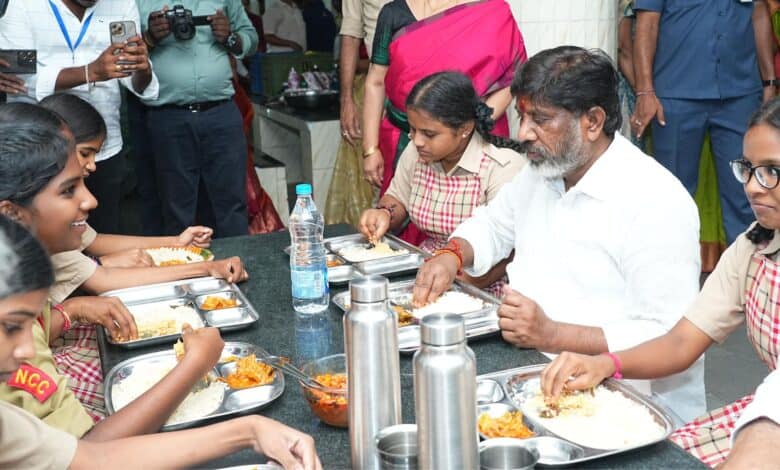 Telangana Deputy CM Bhatti Vikramarka has lunch with student at Victoria Memorial in Hyderabad