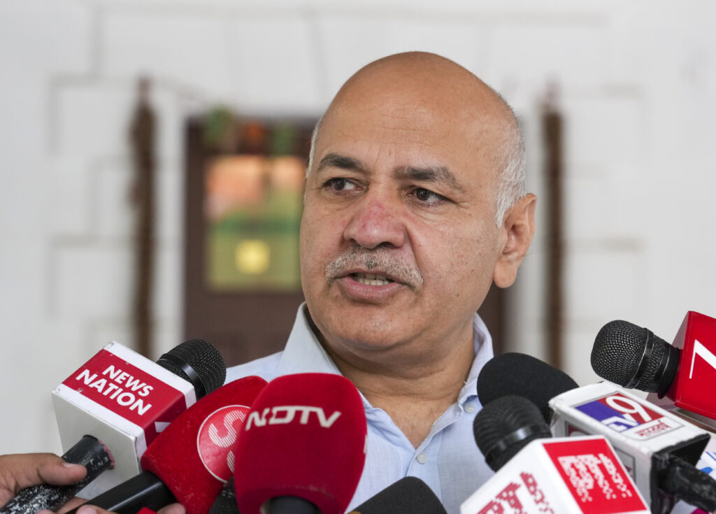 Manish Sisodia appears before ACB in Delhi