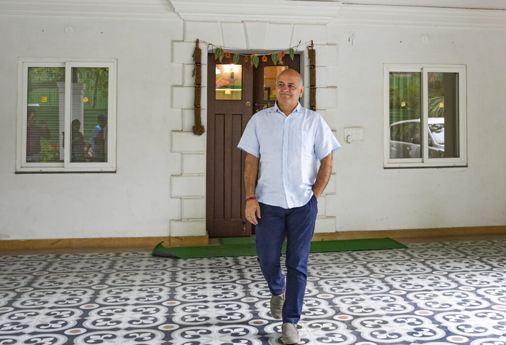 Manish Sisodia appears before ACB in Delhi