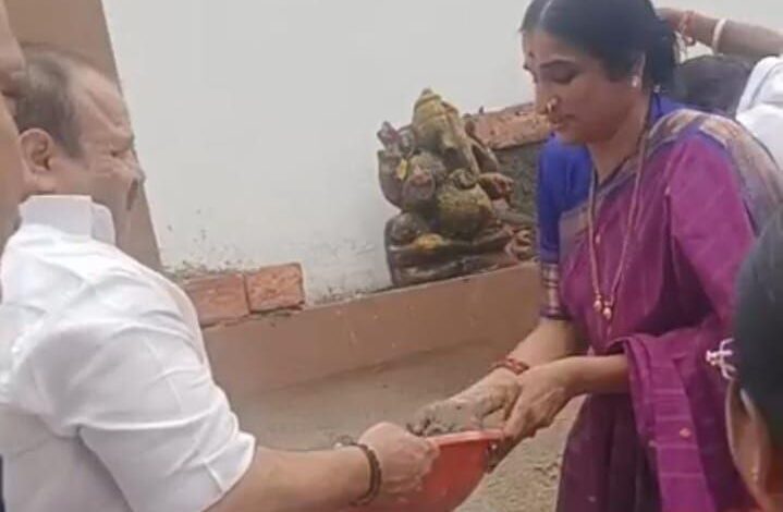 Image of BJP Leader Madhavi Latha installing an idol at Malakpet.