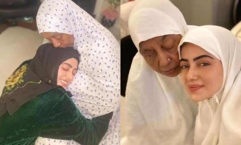 Sana Khan with her mother Saeeda