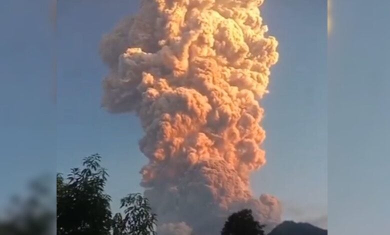 Mount Lewotobi Laki-Laki erupts in indonesia